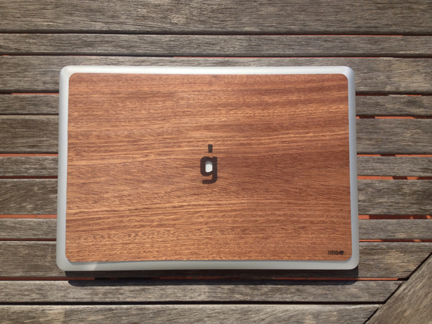 IUBUD, funda de madera logo Gràffica para Macbook 15' 