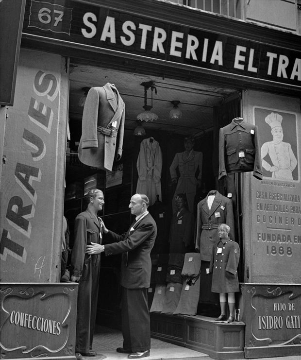 Francesc Català-Roca - El Transwaal en la Calle Hospital, 67 – Barcelona  1950