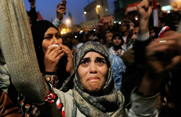 Chris Hondros – mujer llorando en la plaza Tahrir