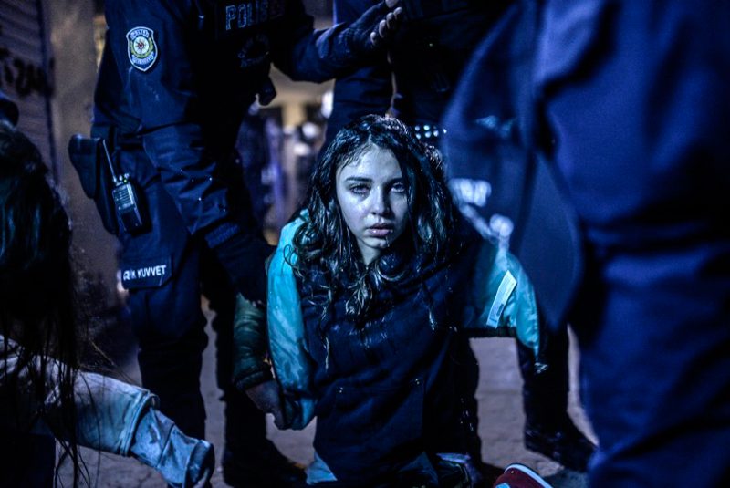Bulent Kilic World Press Photo 2015. Joven durante los disturbios entre manifestantes y policía ocurridos en una protesta tras el funeral del adolescente Berkin Elvan el 12 de marzo de 2014 en Estambul. 