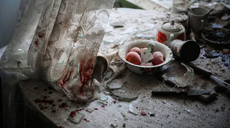 Fotógrafo de la agencia European Pressphoto Agency (EPA) Sergei Ilnitsky, la imagen muestra los daños en la mesa de una cocina en el centro de Donetsk (Ucrania). 