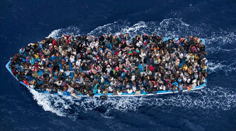  World Press Photo 2015 Massimo Sestini, muestra el rescate de inmigrantes por una fragata italiana el 7 de junio de 2014. 