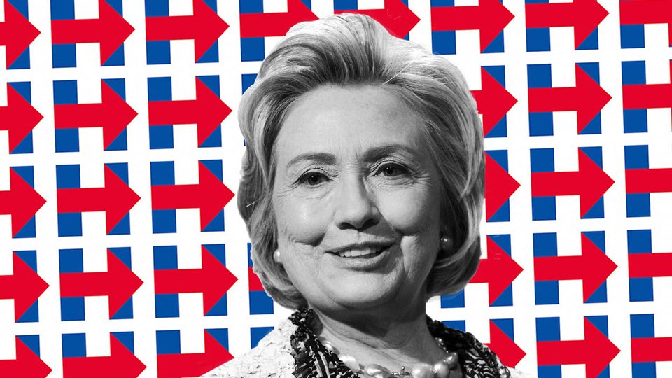 Hillary Clinton y logo de la polémica en su candidatura a las presidenciales