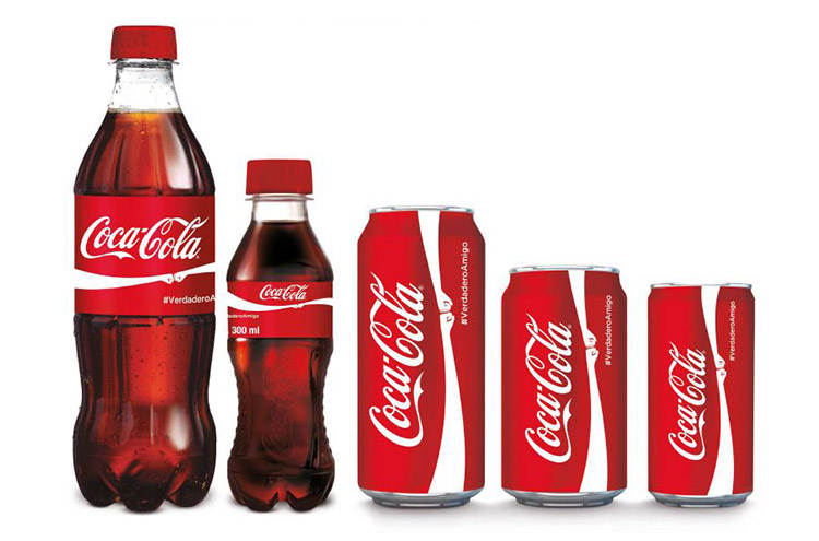 Coca-Cola cambia su característico lazo por un choque de nudillos para remarcar la amistad