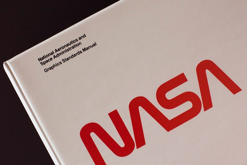 Reeditan el manual de identidad corporativa de la NASA de 1975