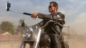 Arnold Schwarzenegger haciéndose un 'selfie'
