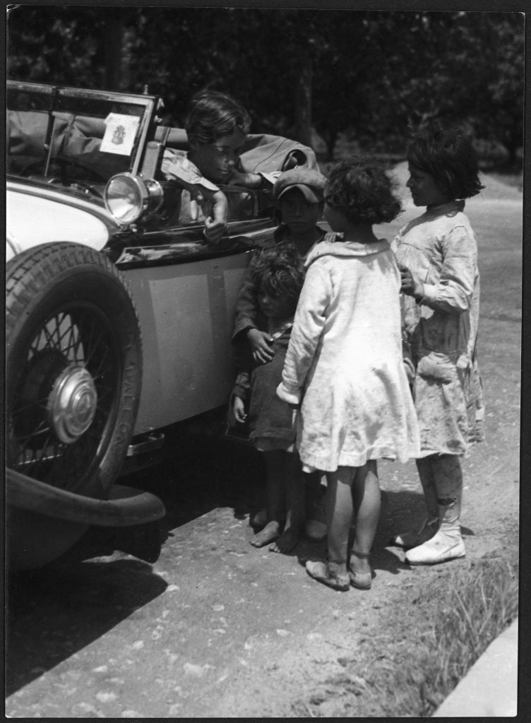 Annemarie Schwarzenbach y unos niños gitanos, por Marianne Breslauer en los Pirineos