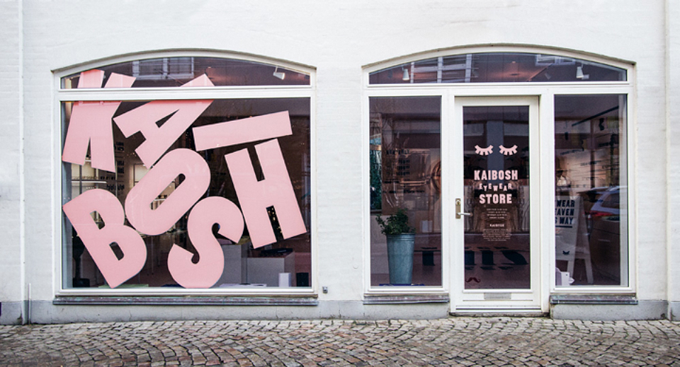 Snask también se encargó del diseño de la flagship de Kaibosh. Un espacio que tiene la originalidad propia de las marcas del norte de Europa que tanto nos gusta: una mezcla perfecta de creatividad, minimalismo y unas paletas de color atrevidas. 