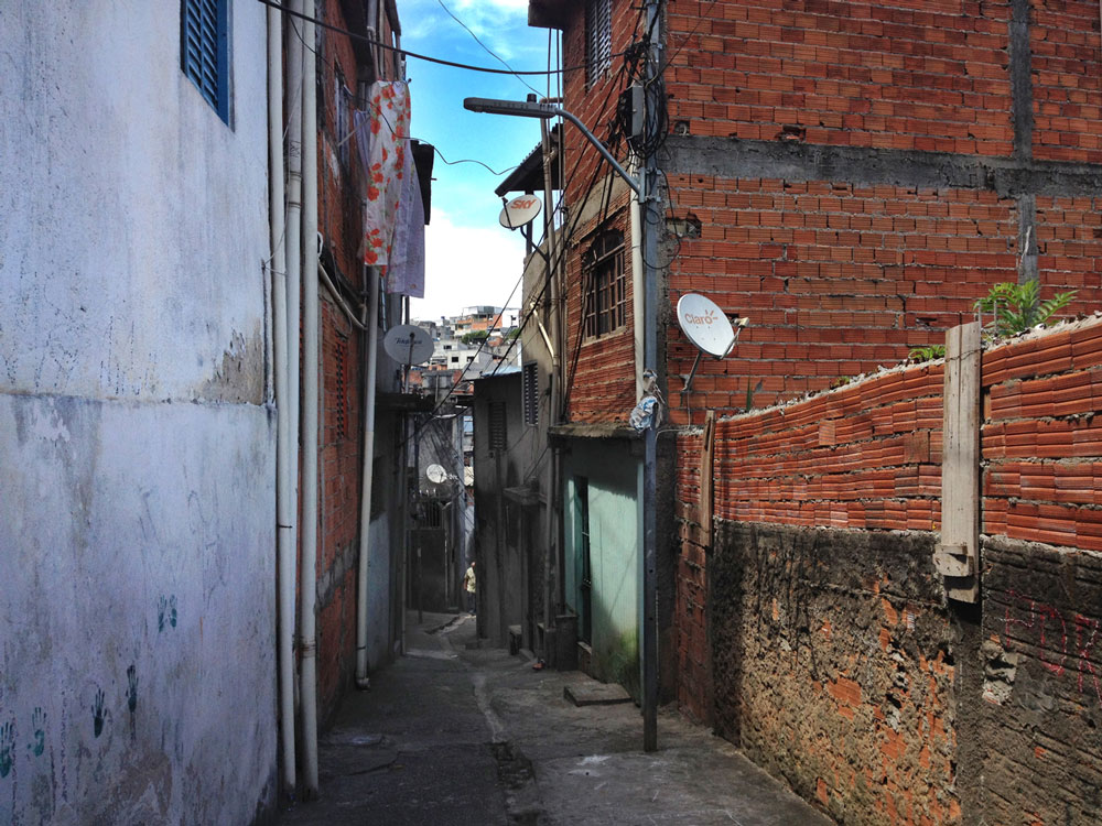 Boa Mistura regresa a las favelas para llenar de color los callejones de Vila Brasilândia
