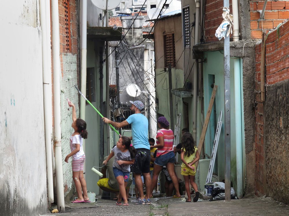 Boa Mistura regresa a las favelas para llenar de color los callejones de Vila Brasilândia