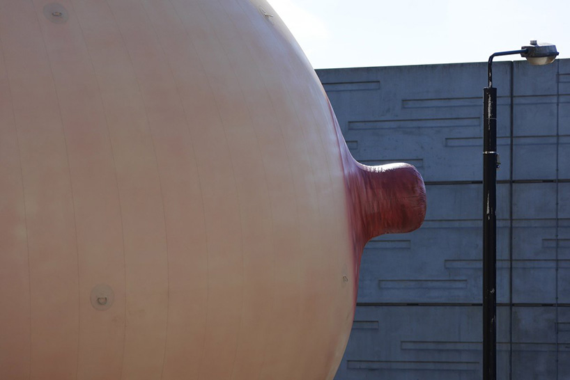 Un pecho gigante e inflable irrumpe en Londres como parte de la campaña #freethefeed - 3