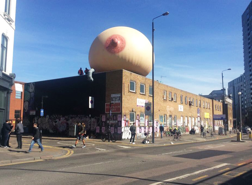 Un pecho gigante e inflable irrumpe en Londres como parte de la campaña #freethefeed - 4