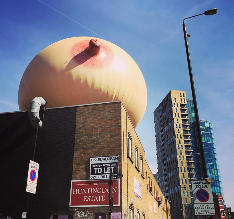 Un pecho gigante e inflable irrumpe en Londres como parte de la campaña #freethefeed - 5