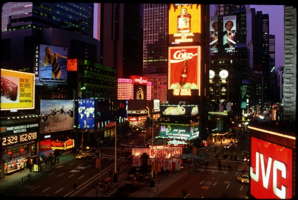 Primer gran anuncio luminoso de Coca-Cola en Times Square, 1991.