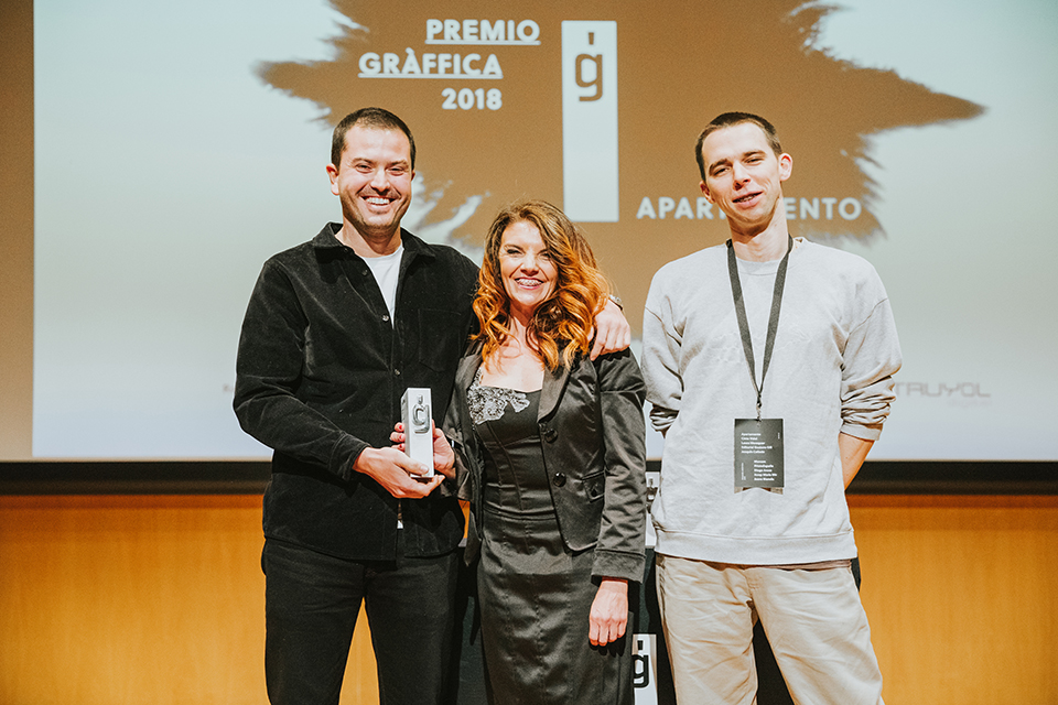 premio graffica 2018 apartamento posando