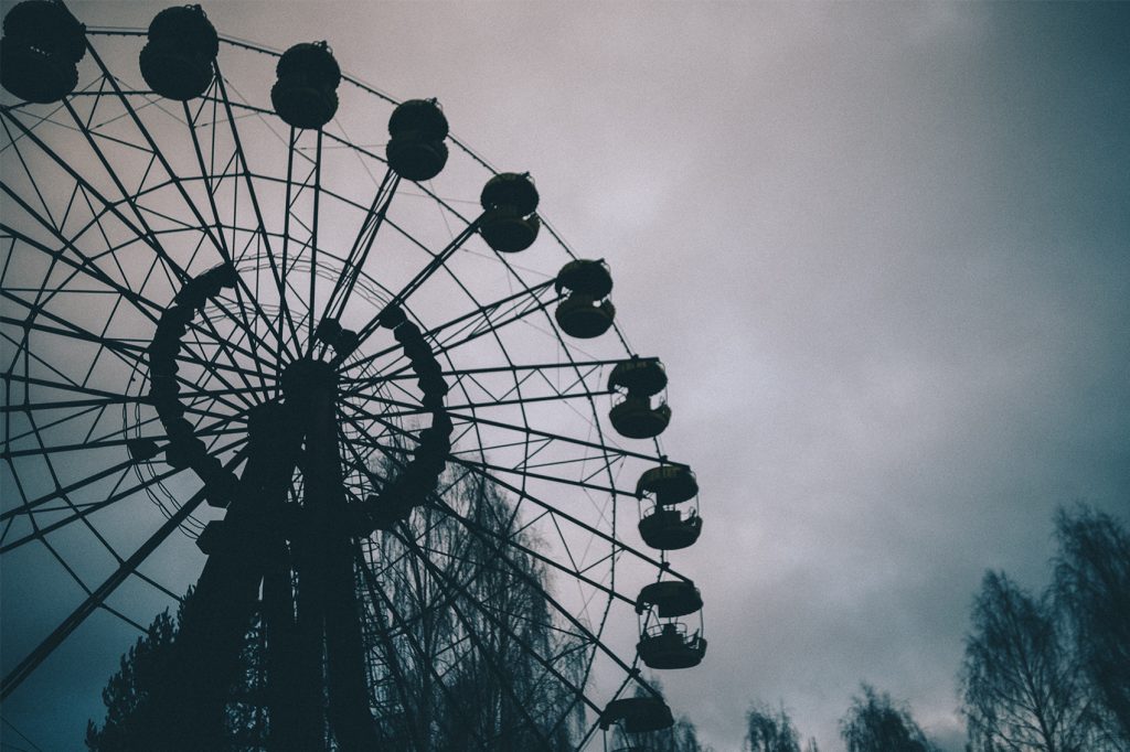 Noria del parque de atracciones de Prípiat. La inauguración del parque estaba prevista para el 1 de mayo de 1986 coincidiendo con el Día del Trabajador, fiesta nacional en la entonces Unión Soviética. Sin embargo, los planes de apertura se frustraron cuando el 26 de abril estalló la el reactor 4 de la Central nuclear de Chernóbil.