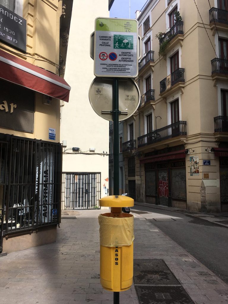 La nueva señalización de la plaza del Ayuntamiento de València se une al desastre