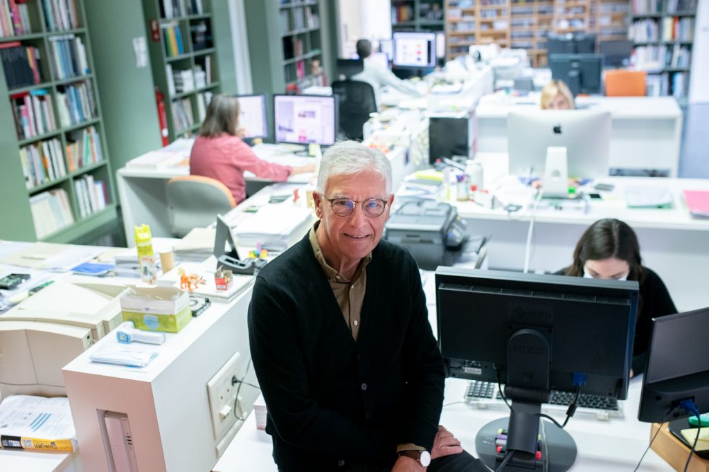 Pepe Gimeno en su estudio de diseño