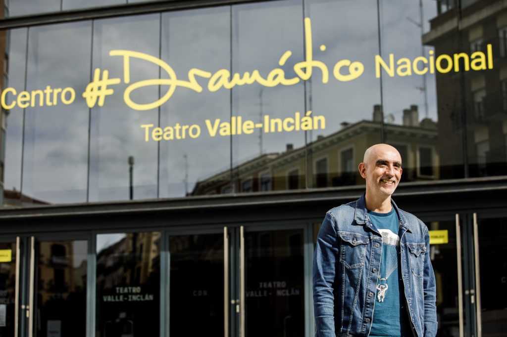 Alfredo Sanzol delante de la fachada del Teatro Valle-Inclán con el nuevo naming y branding del Centro Dramático Nacional