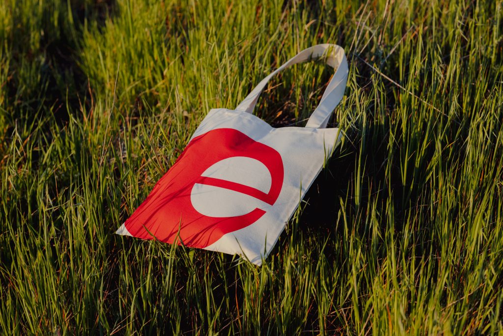 La imagen tiene un atributo ALT vacío; su nombre de archivo es EI_Tote_01-1024x683.jpeg