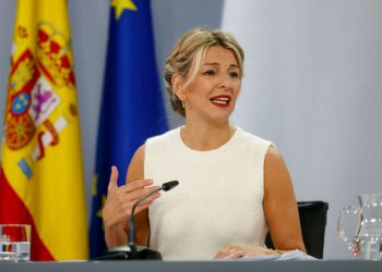 MADRID, 10/01/2023.- La ministra de Trabajo Yolanda Díaz ofrece la rueda de prensa posterior al Consejo de Ministros en el Palacio de la Moncloa en Madrid, este martes. EFE/ Javier Lizón