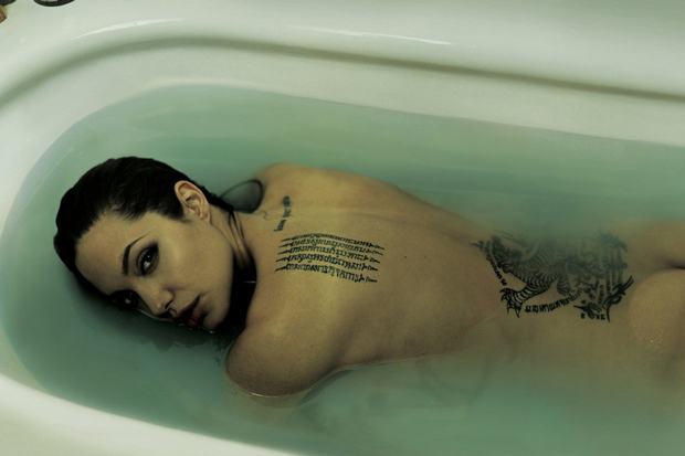 Annie Leibovitz, fotografía de Angelina Jolie desnuda en una bañera
