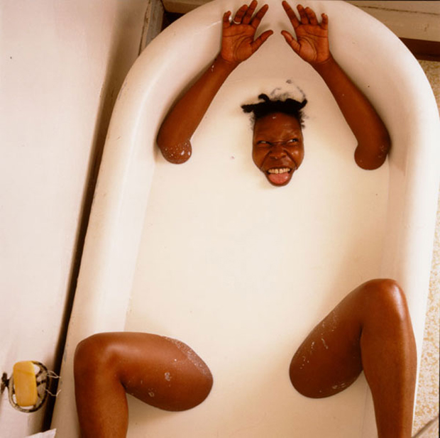 Annie-Leibovitz, fotografía de Whoopie-Goldberg desnuda en una bañera llena de leche