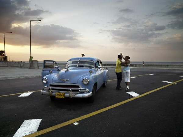 Cuba, fotografía de José Maria Mellado. Chevy Azul y Pareja Bailando. La Habana, 2006.